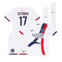 Echipament fotbal Paris Saint-Germain Vitinha #17 Tricou Deplasare 2024-25 pentru copii maneca scurta (+ Pantaloni scurti)